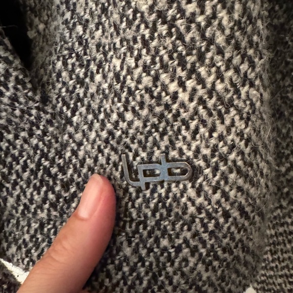 Coat - Picture 9 of 10